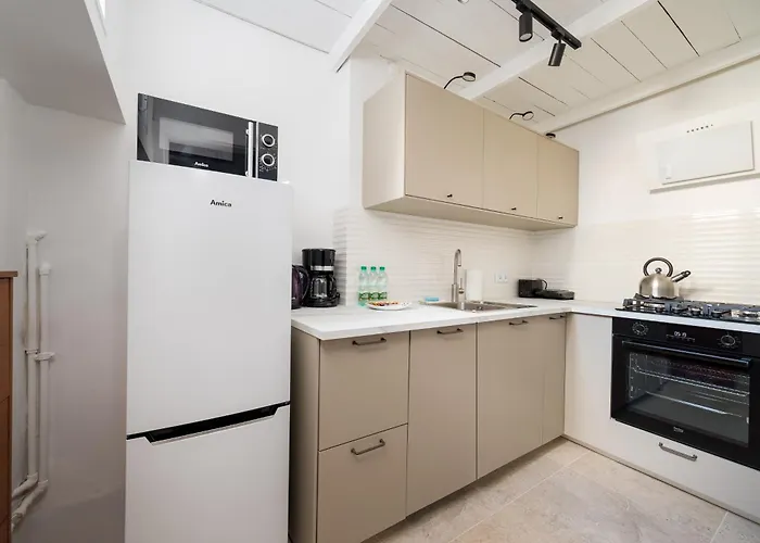 Zelazna Downtown By Bookinghost * Warsaw